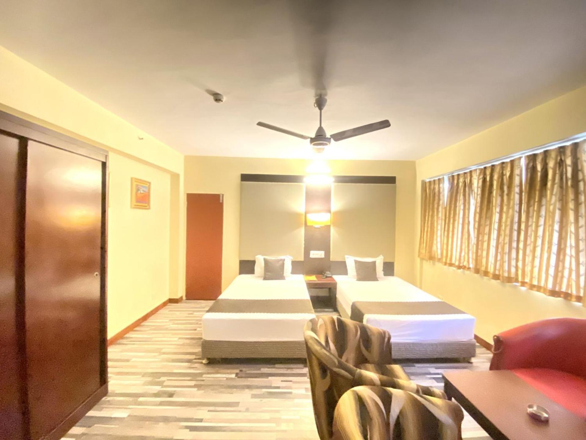 Astoria Hotel Колката Екстер'єр фото