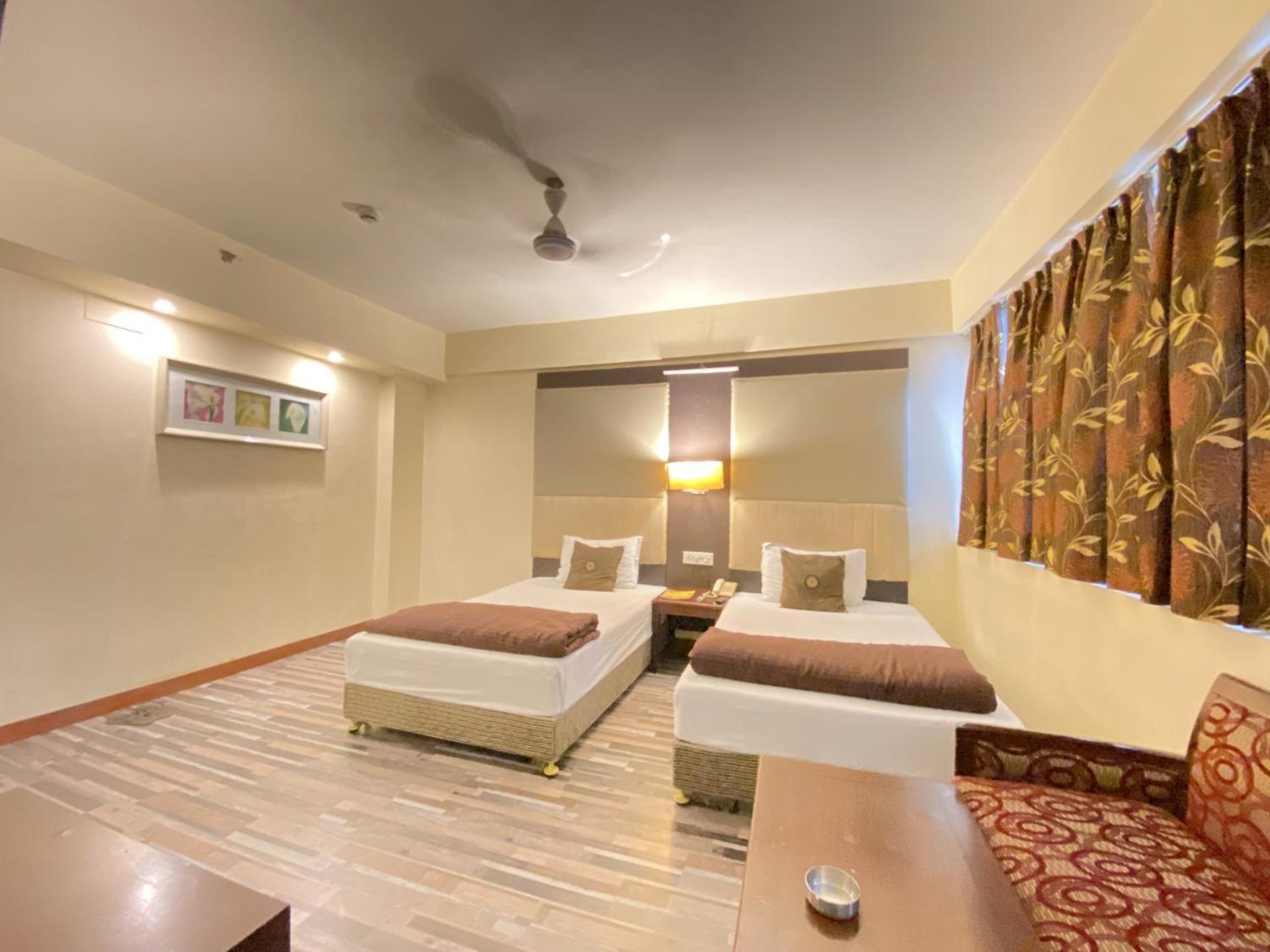 Astoria Hotel Колката Екстер'єр фото