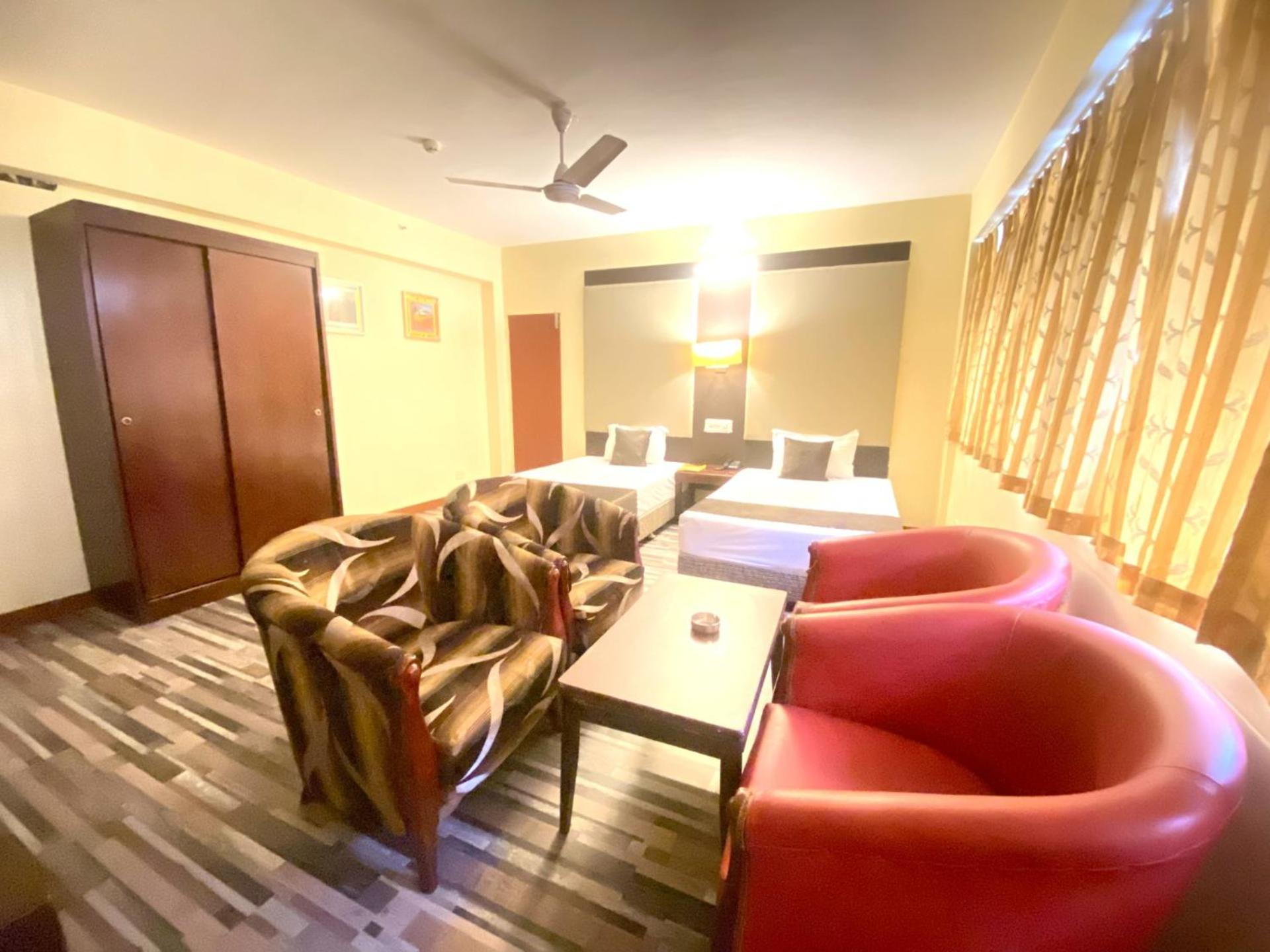 Astoria Hotel Колката Екстер'єр фото