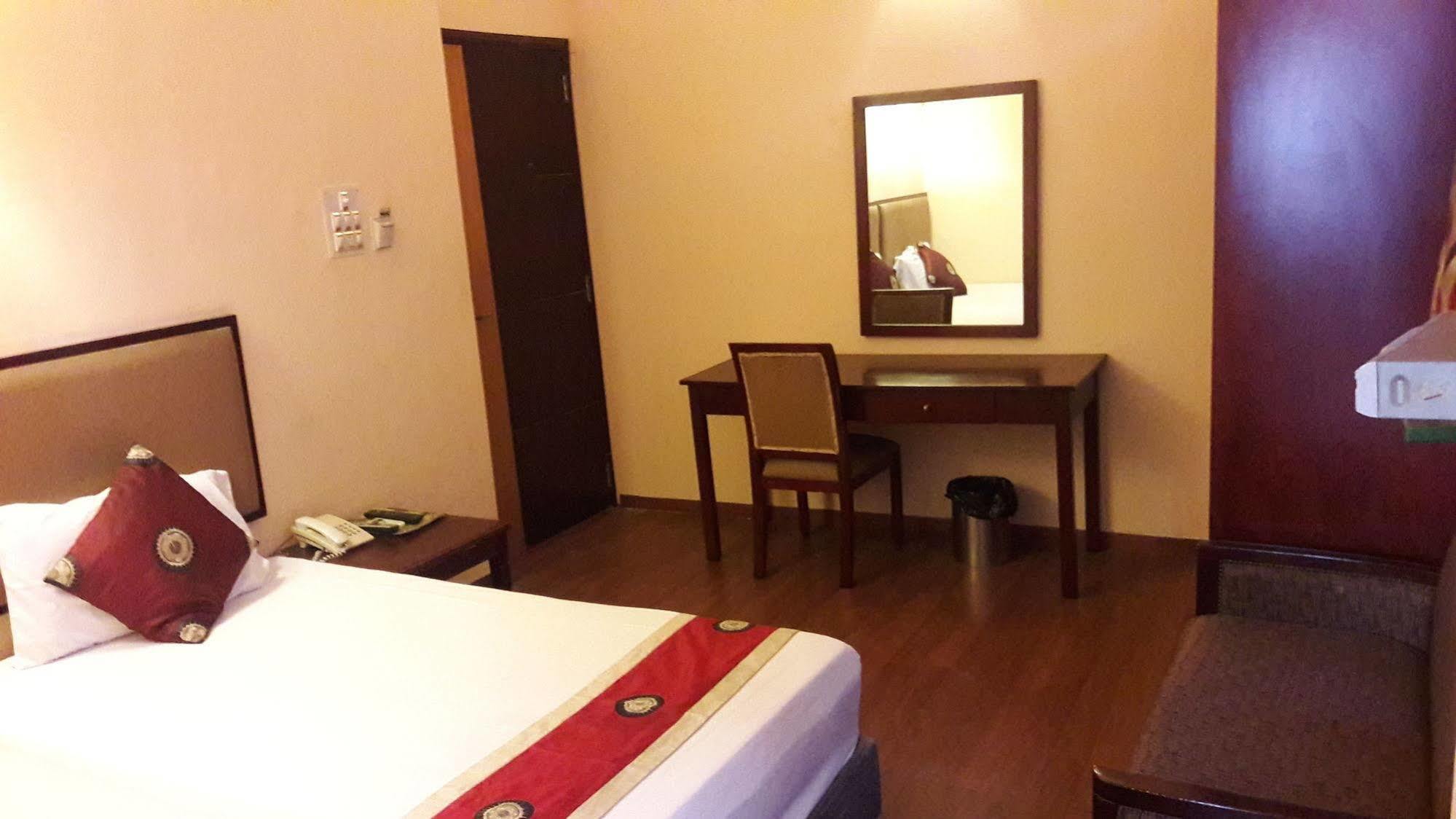 Astoria Hotel Колката Екстер'єр фото